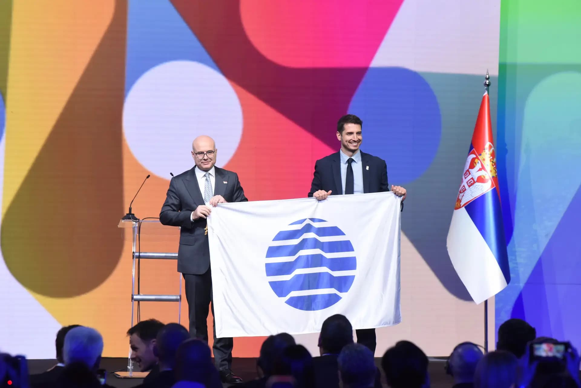 Serbian delegation receiving the BIE flag